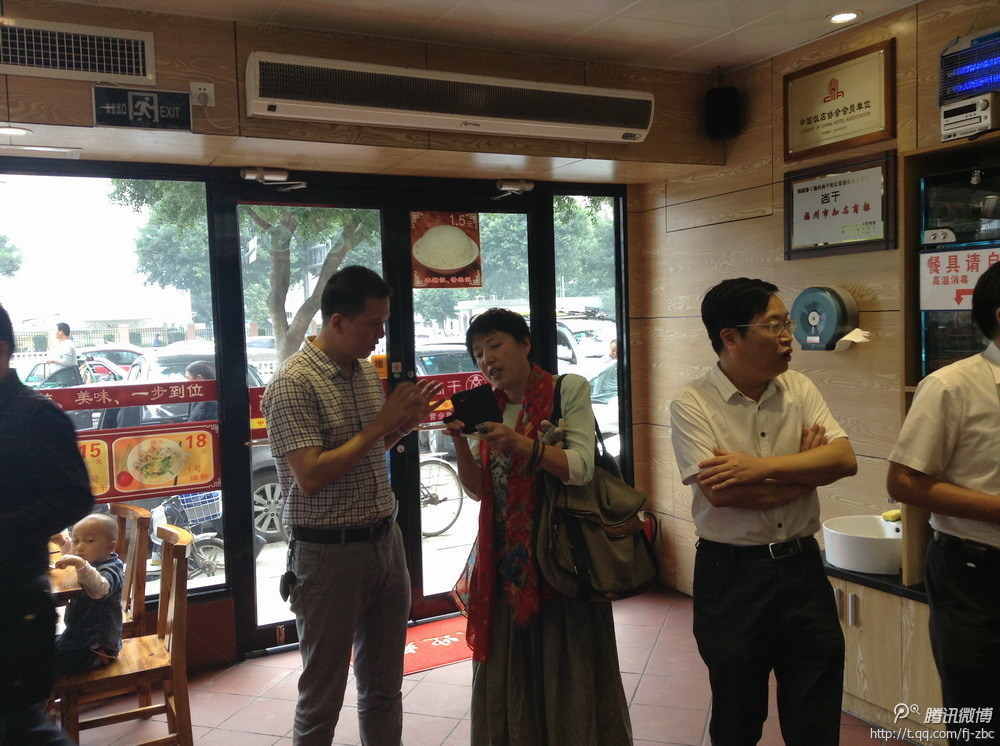 中共福州市委组织部副部长郭荣贵、台江区委组织部部长陈高英陪同下莅临福州尚干餐饮管理公司宝龙店调研